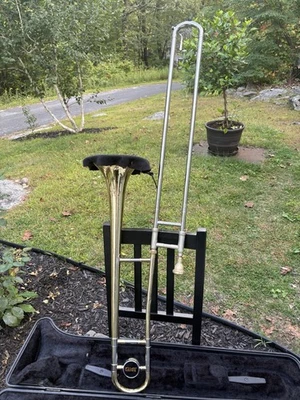 Trombón tenor Jupiter JSL-432 con estuche - Instrumento usado de banda de estudiante Foto 1 de 4