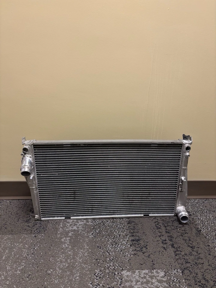 Radiador de aluminio de rendimiento Yonaka Motorsports 335i/135i Foto 1 de 2