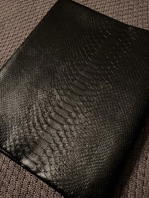 Tela de cocodrilo sintético, negro, 56"x39". Peso sustancial, fieltro hacia atrás. Foto 1 de 4