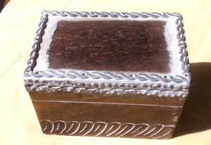 BOITE ARTISANALE BOIS DECOR ETHNIQUE SCULPTE ET PEIN CERUSE *** - Picture 1 of 4