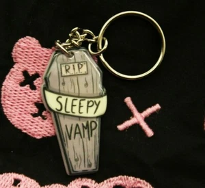 LLAVERO SLEEPY VAMP ATAFFIN Llaves de coche Badass Espeluznante Genial Bruja Trippy Emo - Imagen 1 de 3