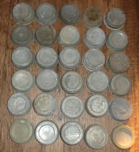 30 VECCHI COPERCHI TAPPI ZINCO ORIGINALI METALLO PALLA VINTAGE PER BARATTOLI CONSERVE BALL MASON - Foto 1 di 6