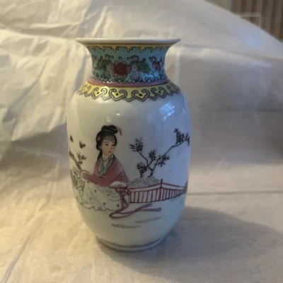 Vintage Oriental Collectable 60’s Famille Rose Porcelain Chinese Small Vase 13cm - Image 1 of 4