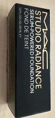 MAC Studio Radiance Serum Powered Foundation Flüssige Foundation, Nr. NC40, 30ml - Bild 1 von 4