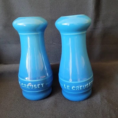 Salero y pimentero de gres Le Creuset 5 pulgadas de alto azul Foto 1 de 4
