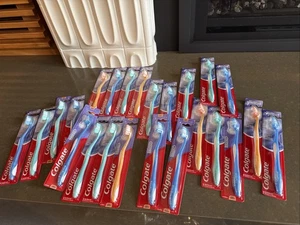 24er Pack Colgate Wave Zahnbürsten, weicher, kompakter Kopf, Erwachsene - Bild 1 von 3