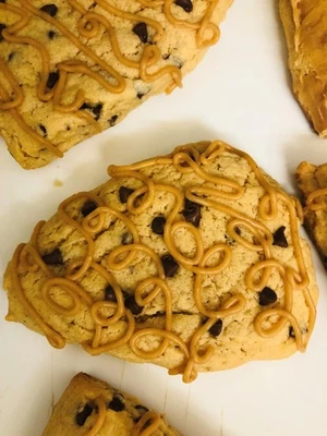 Heavenly Delicious Mantequilla de Maní Chocolate Chip Scones con Esmalte de Mantequilla de Maní Foto 1 de 4