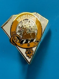 Broche escocés Reviresco Kilt pin ciervo acostado esmaltado - Imagen 1 de 3