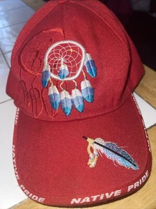 GORRA DE BÉISBOL SOMBRERO ROJO AJUSTABLE DREAMCATCHER AND PLUMATHERS ORGULLO NATIVO - Imagen 1 de 5