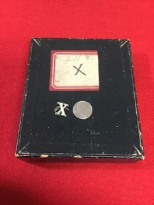 PIN SOMBRERO ORIGINAL DE LA ERA DE LA GUERRA CIVIL LETRA X CON ACCESORIOS DE ALAMBRE - Imagen 1 de 3