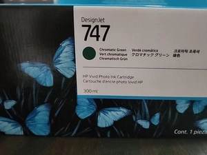 HP 747 Chromatic Green Vivid Photo Ink P2V84A DesignJet 300ml New March 2025 - Picture 1 of 3