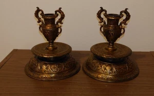 Un par de candelabros antiguos de latón estilo renacentista francés - Imagen 1 de 9
