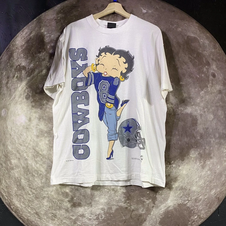Camiseta Remake NFL Dallas Cowboys Betty Boop Gráfica Manga Corta HN1557 Foto 1 de 1