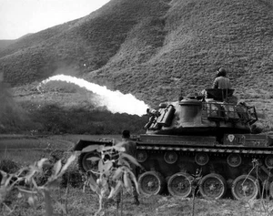 Tanque lanzallamas del Cuerpo de Marines de los Estados Unidos en acción 8"x 10" foto de la guerra de Vietnam 72 - Imagen 1 de 1