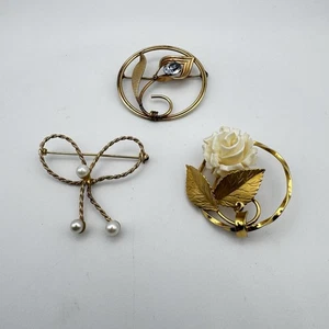Broches prendedores de flores y lazos rellenos de oro tres firmados vintage por KL y Van Dell - Imagen 1 de 19