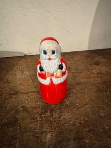 Vintage Weihnachten Santa Hartplastik rollende Räder Fun World Reibung Spielzeug 4 Zoll - Bild 1 von 6