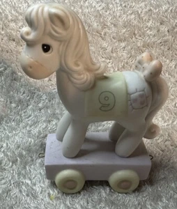 Precious Moments Cumpleaños Tren Caballo Edad 9 “Ser 9 Is Just Devine” 1991 De Colección - Imagen 1 de 3