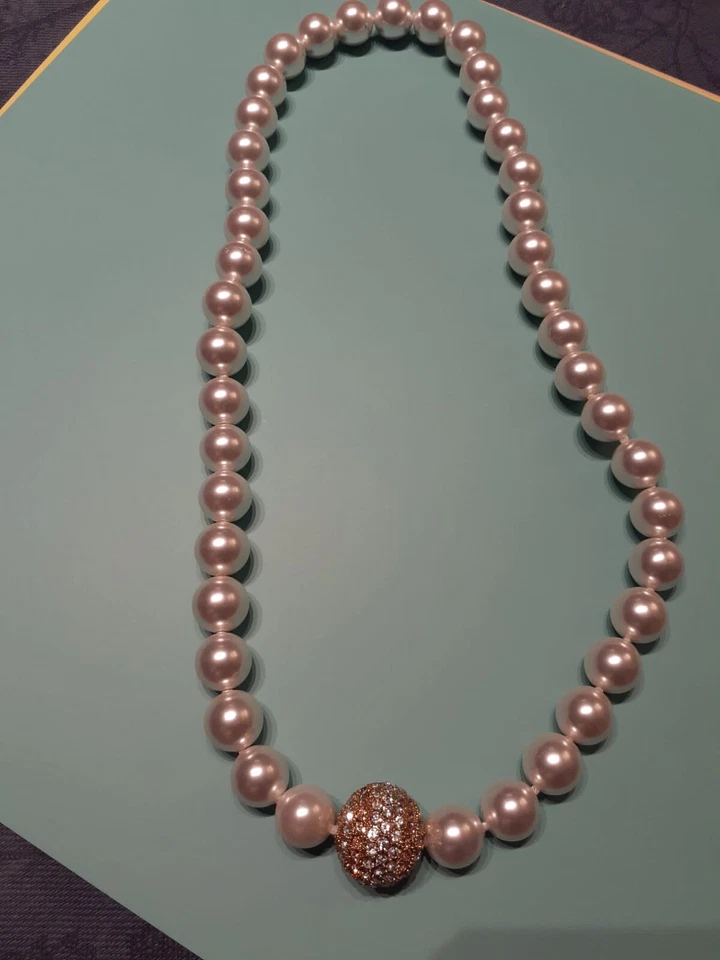 artifcial white pinkish pearls necklace - Image 1 of 1