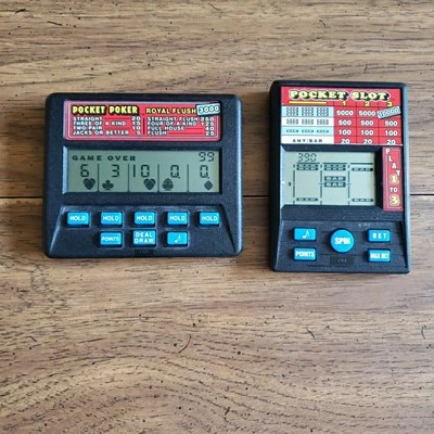 De colección RADICA Pocket Poker & Pocket Slot 10000 Juego de Máquina Tragamonedas Portátil  Foto 1 de 4