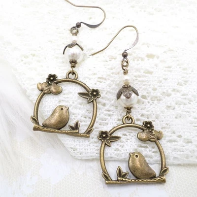 Pendientes de pájaro de bronce: colgantes de perlas crema, joyería hecha a mano Cottagecore Foto 1 de 4