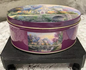 Lata de metal ovalada escénica púrpura/dorada Thomas Kinkade, 5,5 x 4 x 2,5", usada en excelente estado - Imagen 1 de 4