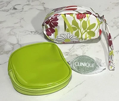 2 bolsas Clinique; bolsa de maquillaje verde en forma de manzana y muñeca pequeña (#ms) Foto 1 de 3
