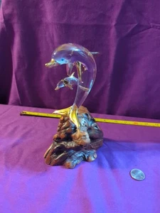 Delfines barones de vidrio con acento de oro 22K escultura sobre base de madera burl - Imagen 1 de 9