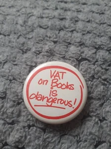 Insignia vintage con IVA sobre libros - Imagen 1 de 3