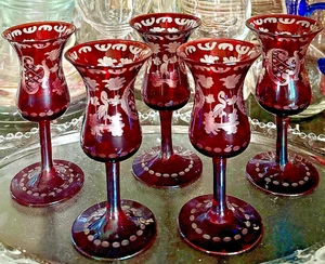 Antikes 5er Set Böhmische Preiselbeer Glas Cordials Hand Radschliff KRAN Design - Bild 1 von 3