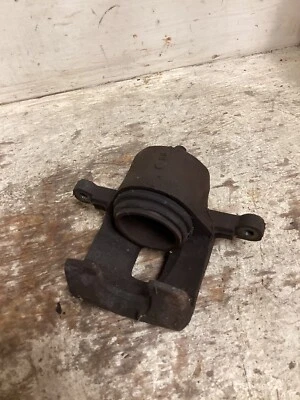 Pinza de freno izquierda 2x4 para conductores camioneta pickup Nissan D21 1986,5-1997 Foto 1 de 4