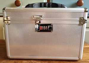 Maleta de Maquillaje Profesional con Luces y Parlantes – Proella PB