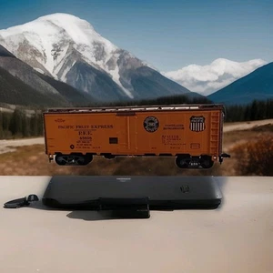 HO Refrigerator Ventilated Box Car Union Pacific P.F.E Rd#45698 Southern Pacific - Picture 1 of 6