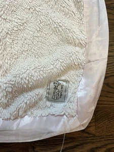 Coperta Little Giraffe Luxe rosa pelliccia sintetica bordo raso 31x34 - Foto 1 di 5