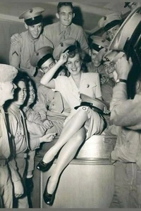 Frau und US Army Offiziere WW2 Foto Hochglanz 4*6 in β031 - Bild 1 von 2