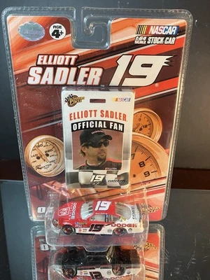 Dodge Charger 2007 fan oficial de concesionarios Dodge Elliott Sadler #19 1:64 W.C. Foto 1 de 3