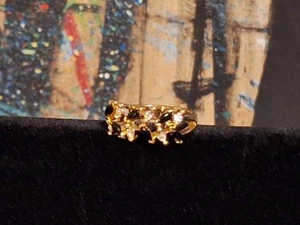 Goldfarbener filigraner Ring Band klar & schwarz unbekannte Steine - Bild 1 von 6