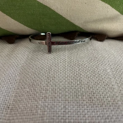 Cross Cuff Bracelet with Engraving "A Friend Loves at All Times" Proverbs 17:17 - Imagem 1 de 4