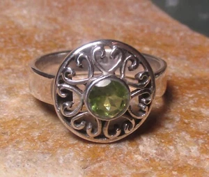 Anillo peridoto corte corazón plata esterlina Reino Unido O1/2/Estados Unidos 7,5. Bolsa de regalo. - Imagen 1 de 4