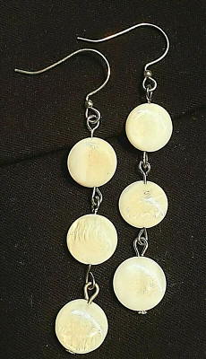 Pendientes colgantes blancos naturales madreperla triple cuenta hechos a mano arte playero Foto 1 de 3