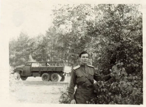 1960's PHOTO OF SOVIET ARMY'S OFFICER at bush, truck behind - Foto 1 di 2
