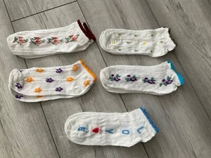 CALCETINES DE ENTRENADOR FLORALES BLANCOS, TOTALMENTE NUEVOS, TALLA REINO UNIDO 3-5.5.. ROPA DE VERANO - Imagen 1 de 6