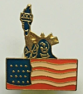 Statue of Liberty US Flag Lapel Pin Enamel Painted Vintage New Old Stock Patriot - Bild 1 von 2