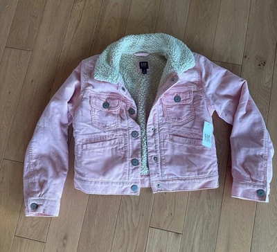 Jaqueta infantil rosa GAP com forro Sherpa veludo nova com etiquetas tamanho médio - Imagem 1 de 4