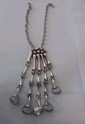 Juego de pulsera gótico de metal plateado con anillos de mano de hueso esqueleto usable de Halloween Foto 1 de 3