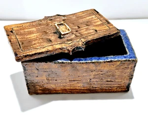 Caja de losa de cerámica de madera esmaltada escultórica hecha a mano, firmada LD 1948 - Imagen 1 de 9