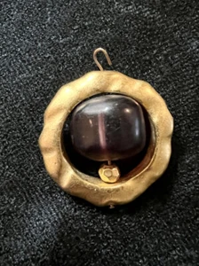 Ciondolo aureola vintage tondo tono oro con perline pepita acrilica viola ornamento - Foto 1 di 8