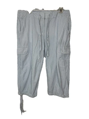 Pantalones capri cargo IZOD Seersucker azul y blanco a rayas para mujer 12 bolsillos costeros Foto 1 de 4