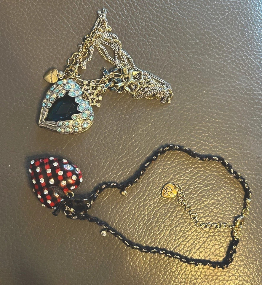 ¡2 collares Betsey Johnson vintage!  Foto 1 de 4