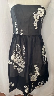 White House 黑色市场丝绸黑色带白色花卉刺绣连衣裙 4 码 — 第 1/4 张图片