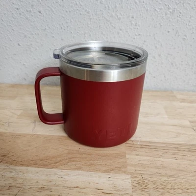 Taza de viaje de café aislada YETI Oxblood Red Rambler con tapa taza de 14 oz Foto 1 de 4